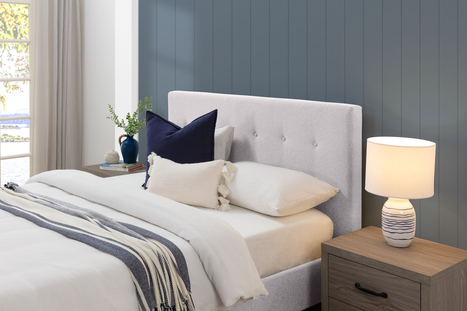 JESSALYN KING BED LIGHT GREY