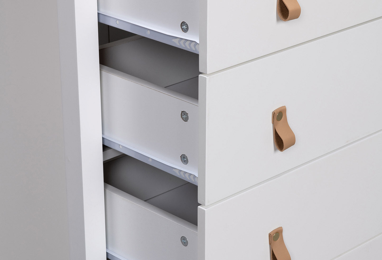 STANFORD WHITE TALL CHEST WHITE