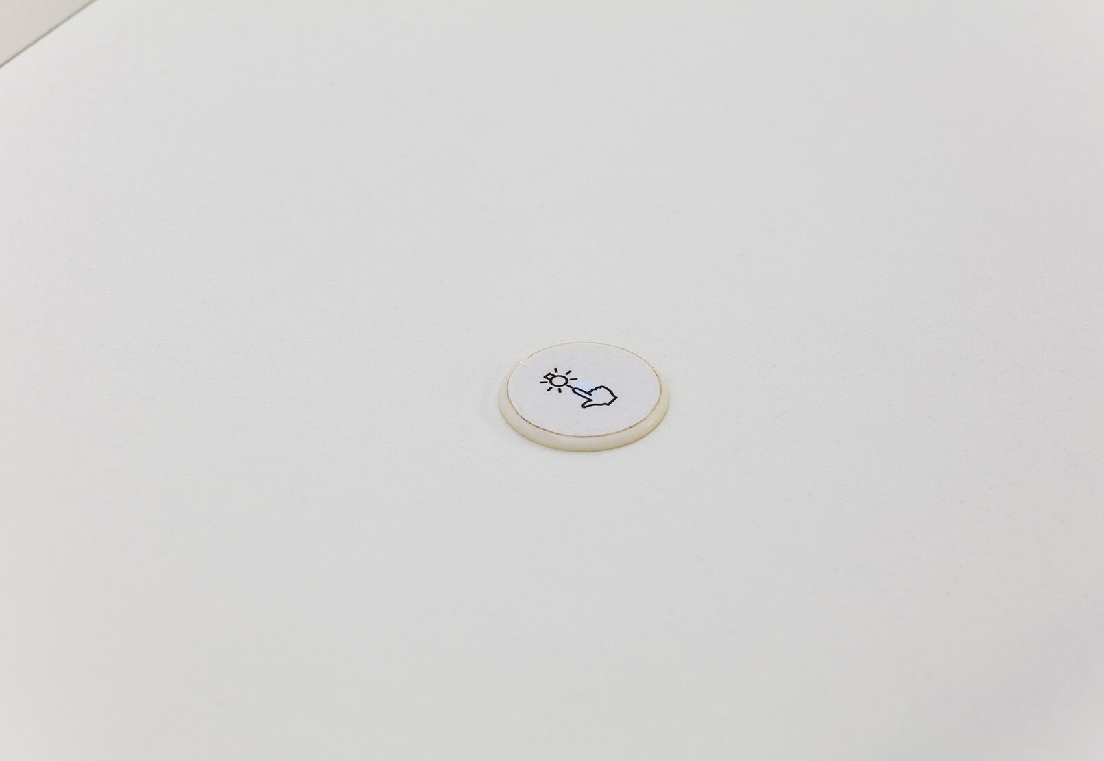 CALISTO QUEEN GAS LIFT BED WHITE