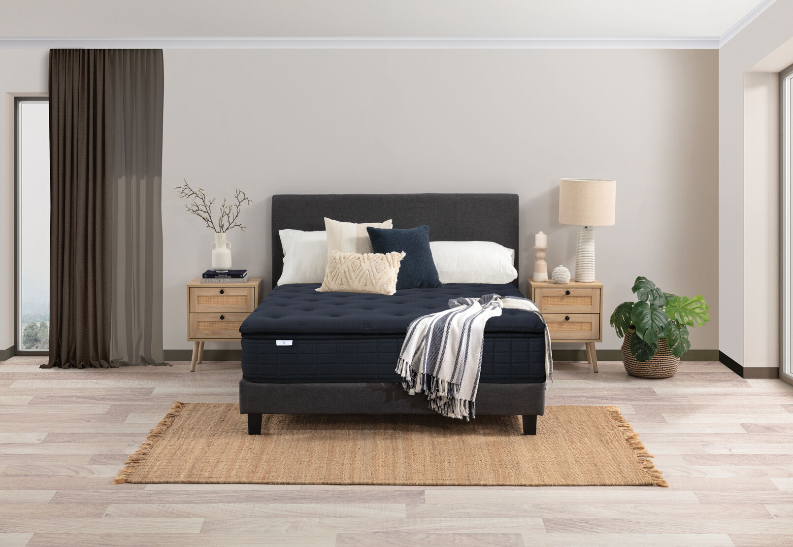 LLAMA BLACK QUEEN MATTRESS BLACK